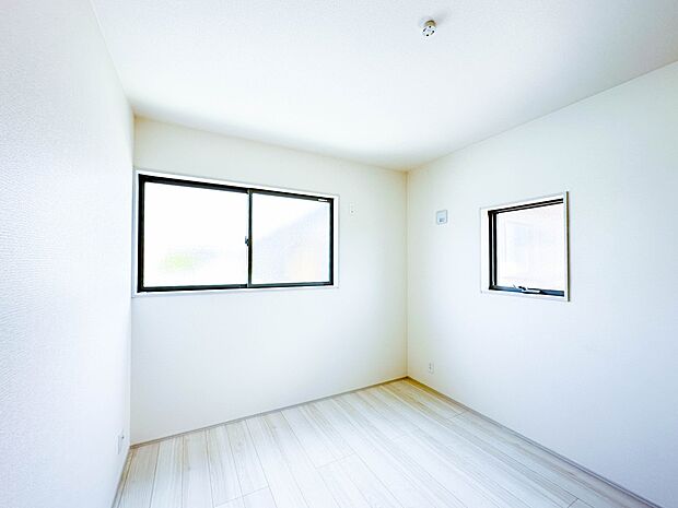 【子供部屋】お子様のお部屋にぴったりなクロークを備えたフローリング仕様の洋室です。