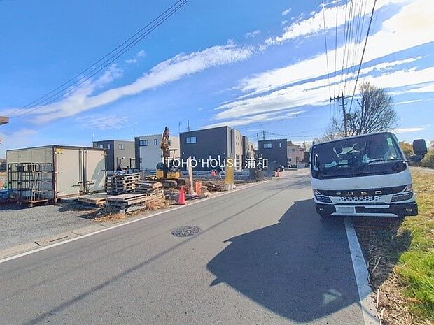 3号棟【前面道路6m】家の前をまっすぐの通りが走っている。クルマは少なく、人々は毎朝、ウォーキング、ジョギング、犬の散歩など、フリーな朝時間を過ごしている。