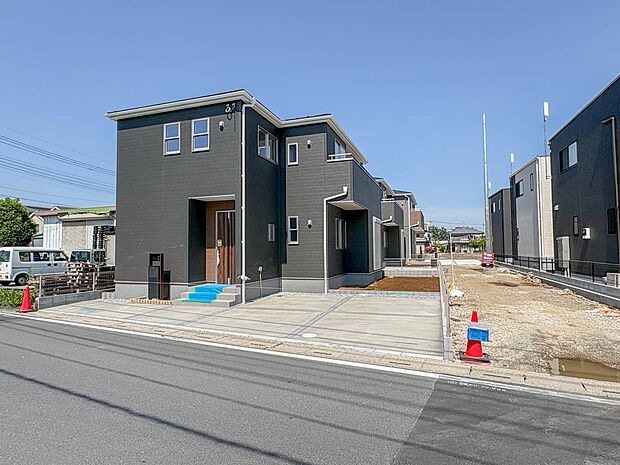 3号棟【前面道路6m】家の前をまっすぐの通りが走っている。クルマは少なく、人々は毎朝、ウォーキング、ジョギング、犬の散歩など、フリーな朝時間を過ごしている。