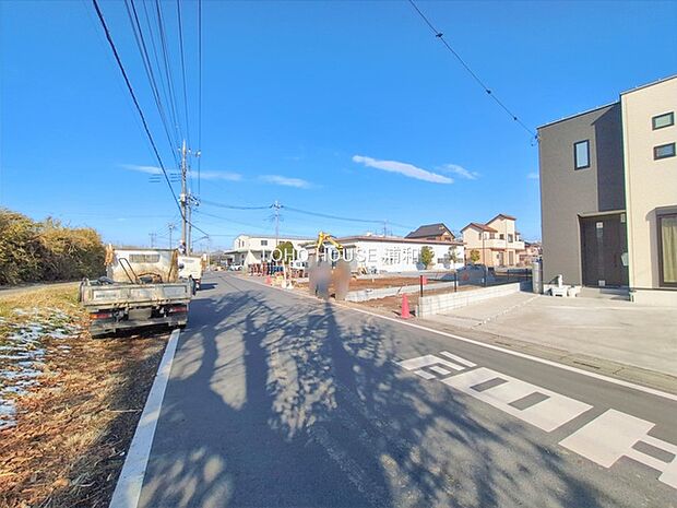 2号棟【前面道路6m】家の前をまっすぐの通りが走っている。クルマは少なく、人々は毎朝、ウォーキング、ジョギング、犬の散歩など、フリーな朝時間を過ごしている。