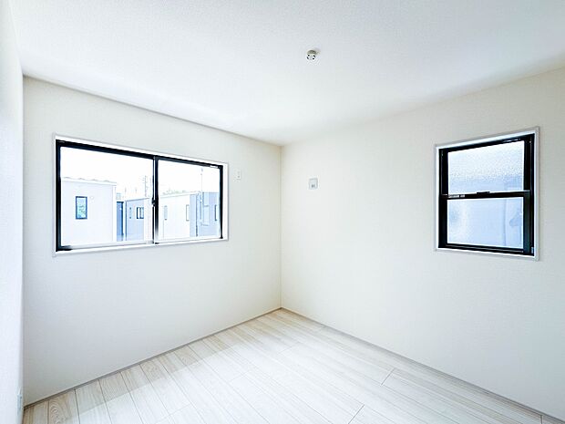 【Room-洋室】 シンプルにデザインされた室内。家具やレイアウトでお好みの空間に。