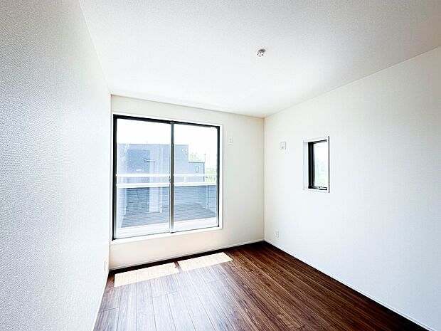【洋室】お子様のお部屋にぴったりなクロークを備えたフローリング仕様の洋室です。