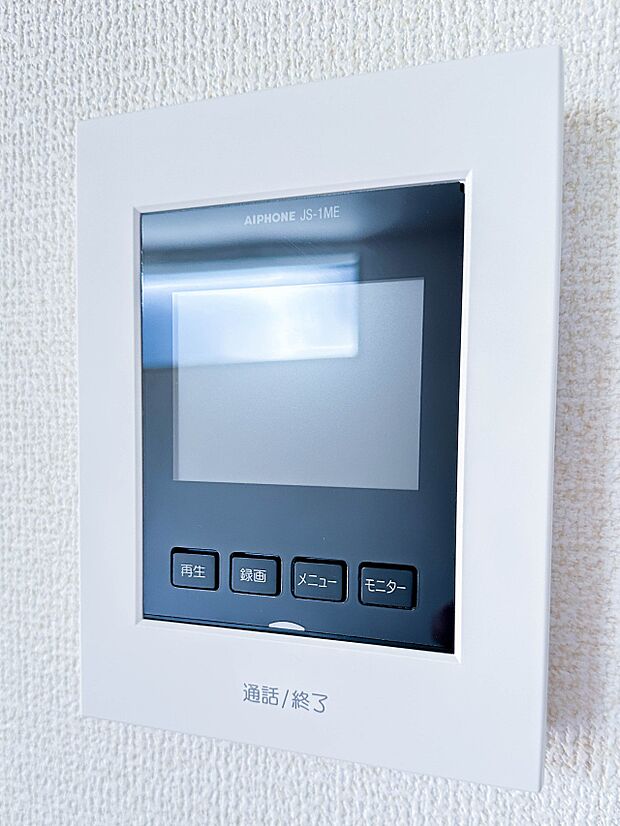 【TVモニター付インターホン】来訪者の様子を室内TVモニターでチェック。対応したくないセールスを断りやすく、子どもに留守番をさせるときも安心。不在時の来訪者を録画でき、犯罪抑止効果も期待でき…