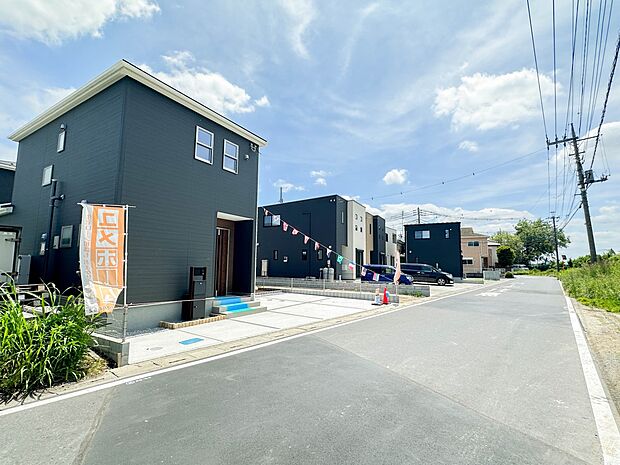 1号棟【前面道路】家の前をまっすぐの通りが走っている。クルマは少なく、人々は毎朝、ウォーキング、ジョギング、犬の散歩など、フリーな朝時間を過ごしている。