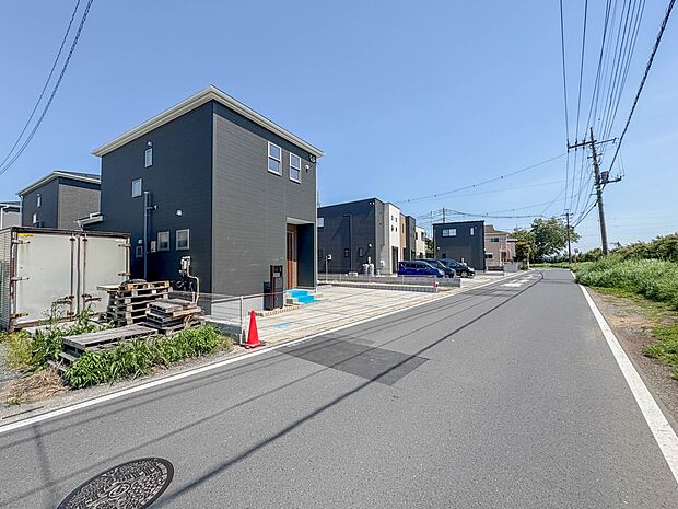 1号棟【前面道路6m】家の前をまっすぐの通りが走っている。クルマは少なく、人々は毎朝、ウォーキング、ジョギング、犬の散歩など、フリーな朝時間を過ごしている。