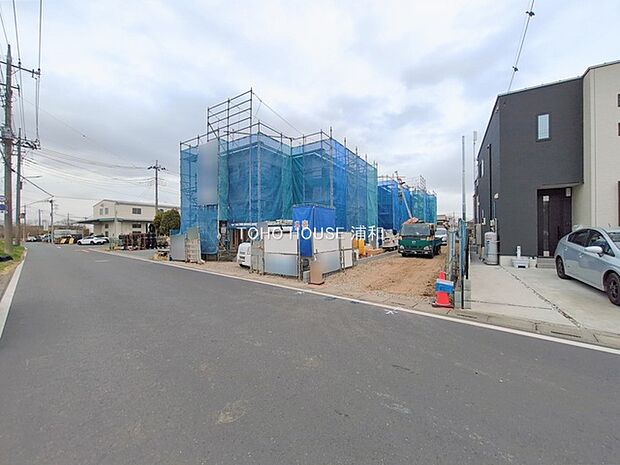 1号棟【前面道路】家の前をまっすぐの通りが走っている。クルマは少なく、人々は毎朝、ウォーキング、ジョギング、犬の散歩など、フリーな朝時間を過ごしている。