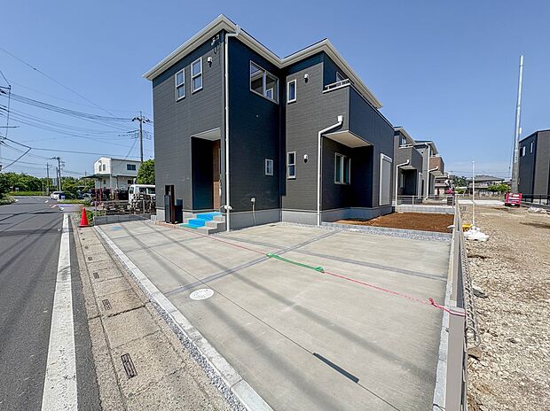 1号棟【駐車場】カースペース2台可／駐輪スペース。広々カースペースです。自転車、バイクなども置き場に困りません。