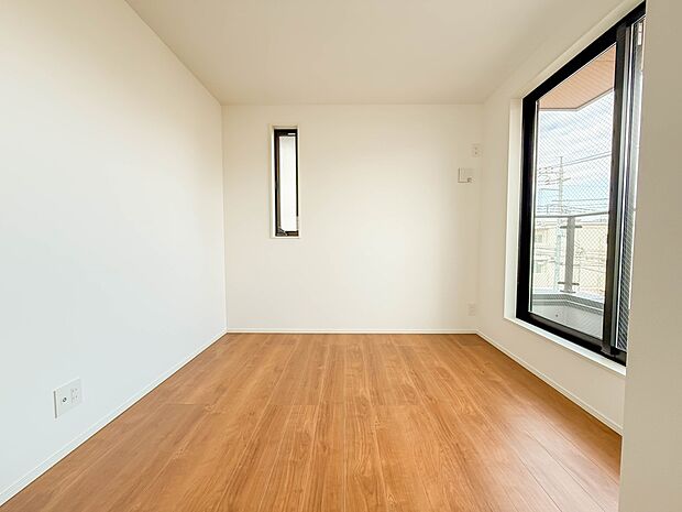 1号棟【洋室5.62帖】昨今のトレンドになりつつあるのが、広過ぎず、快適すぎない子ども部屋。勉強と寝るだけの部屋にすることで閉じこもりがなくなり、リビングで過ごす時間が増えると言われています…