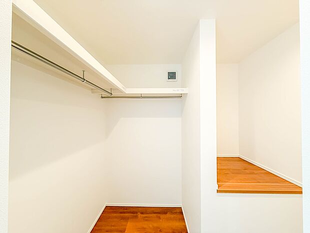 1号棟【WIC(ウォークインクローゼット)】何より、中に入れば全ての服が見てわかるので選択しやすいんです。朝の忙しいときなど便利だな~と思いますよ。一つのスペースで済むって所がいいんですよね…