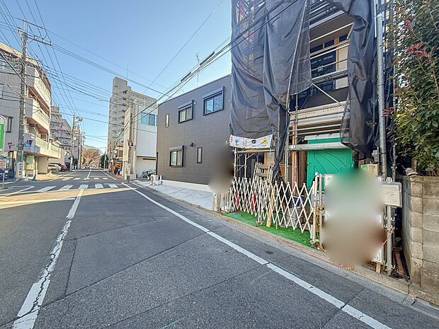 1号棟【前面道路8M】家の前をまっすぐの通りが走っている。クルマは少なく、人々は毎朝、ウォーキング、ジョギング、犬の散歩など、フリーな朝時間を過ごしている。