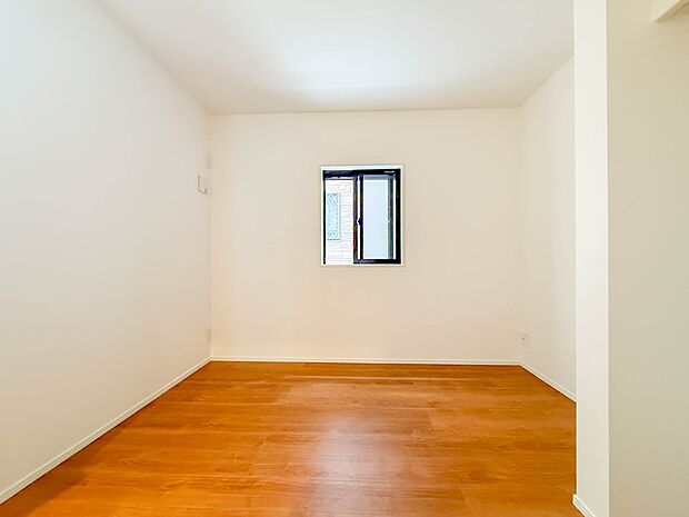 1号棟【洋室4.89帖】 シンプルにデザインされた室内。家具やレイアウトでお好みの空間に。