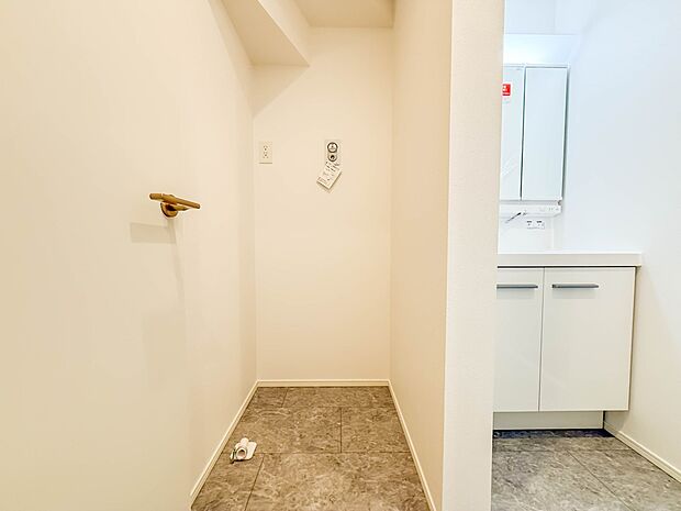 1号棟【ランドリースペース】毎日使う洗濯機。しっかりと奥行きのある置き場が確保されています。