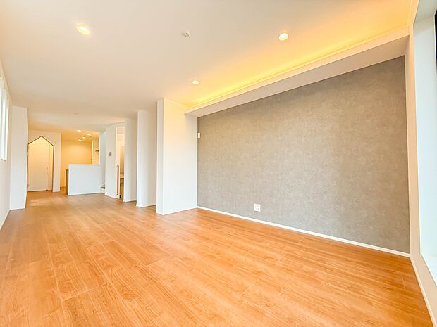 1号棟【LDK20.91帖】リビングにいるお子様と会話をしながら家事ができるカウンターキッチン。いま手があいているか、忙しそうなのか相手の様子を伺いながらコミュニケーションをとる訓練にもなり…