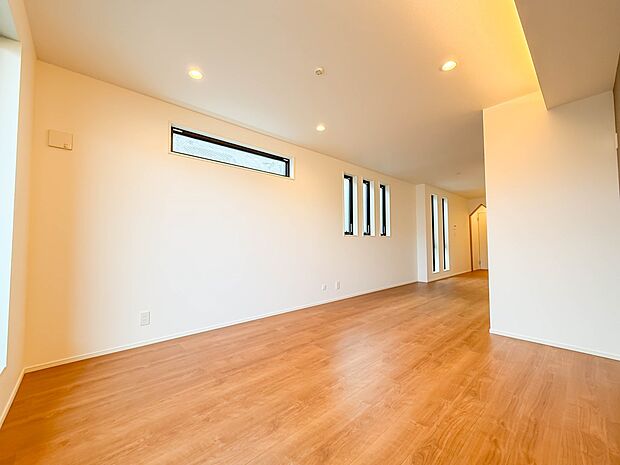 1号棟【LDK20.91帖】会話でホッとコミュニケーションできるリビング。料理でホッとハピネスになるキッチンなど。人をホッとさせる最新設備・仕様を採用しています。