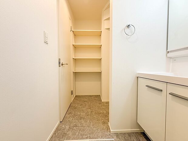 1号棟【脱衣所】洗面所は小さなプライベートスペース。歯磨き、洗顔と毎日施す個人空間。