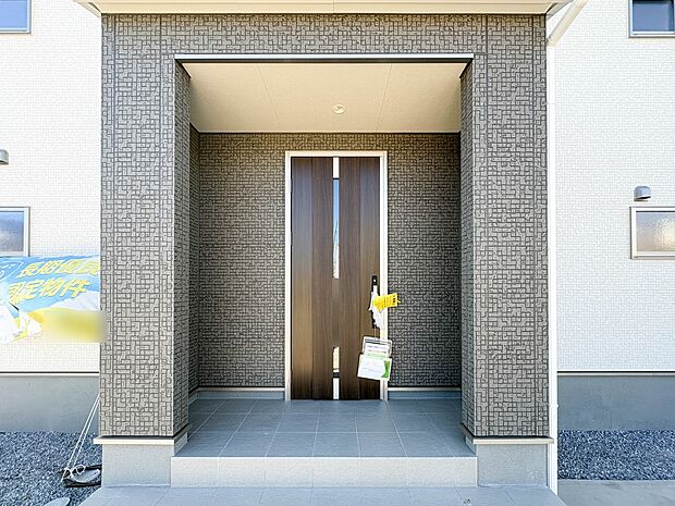 【玄関】家の顔となる玄関は、高いデザイン性が求められます。高級感と断熱性、防犯性に優れた玄関ドアを標準装備。ピッキング対策のセキュリティサムターン等、防犯に考慮しました。