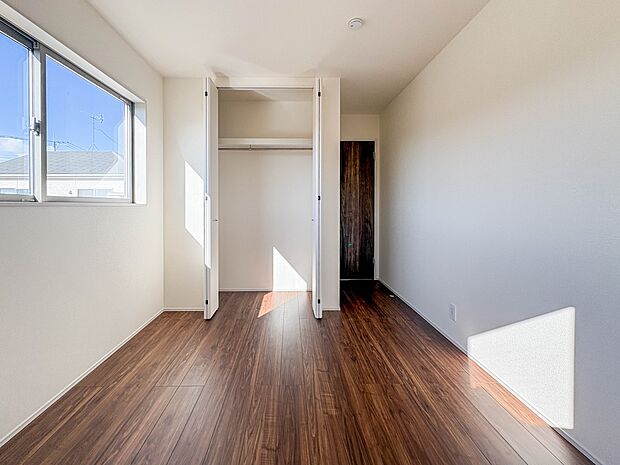 【洋室5.58帖】お子様のお部屋にぴったりなクロークを備えたフローリング仕様の洋室です。