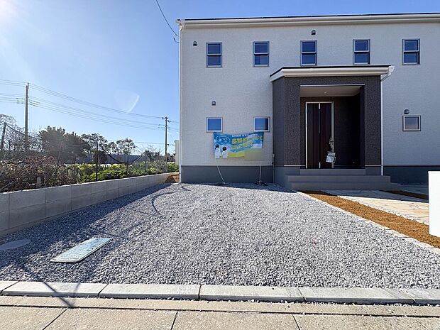 【現地外観】家族の温かさと陽光の暖かさ、楽しい毎日と明るい未来を予感させる「空間が織り成すひとつ先の住み心地」を演出します。