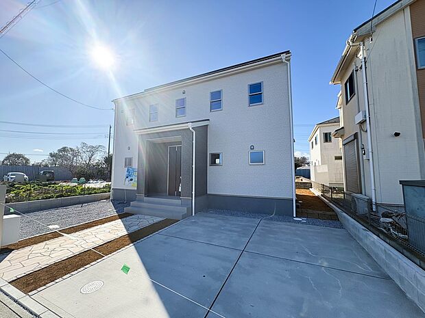 【駐車場】日々の暮らしにマイカーが必要。そんな方は物件の購入条件に駐車場は必須です。通勤に、家族のお迎えに、お買物に、おでかけに、クルマライフを楽しみたい方に。