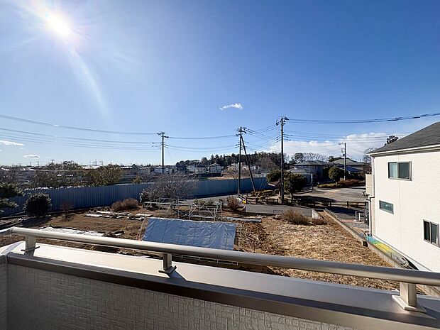 【眺望】朝の澄んだ空気や、夕方に吹く清々しい風を五感で感じられるバルコニー。