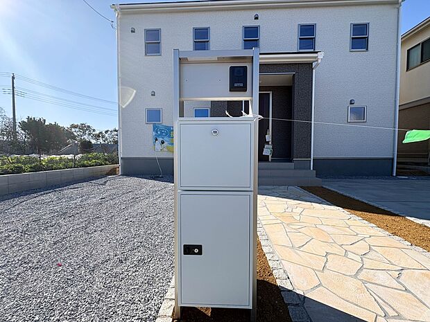 【郵便受け】郵便物には、ご家族の情報やクレジットカード・銀行口座情報など、個人情報が満載です。鍵付きのポストが、ご家族の個人情報をしっかりと守ります。