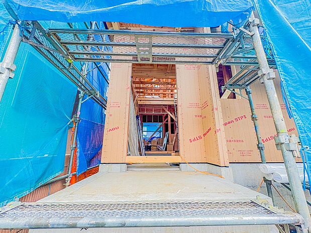 【玄関】家の顔となる玄関は、高いデザイン性が求められます。高級感と断熱性、防犯性に優れた玄関ドアを標準装備。ピッキング対策のセキュリティサムターン等、防犯に考慮しました。