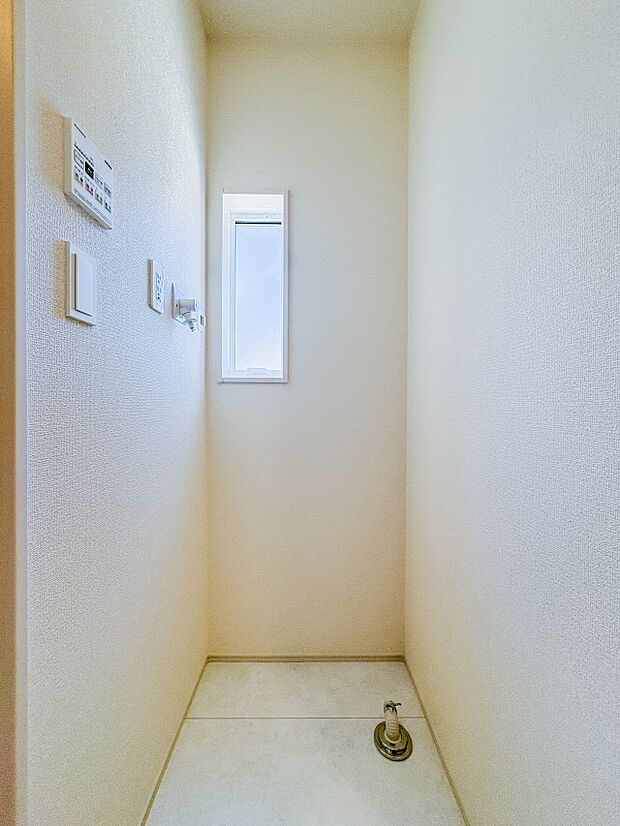 【ランドリースペース】毎日使う洗濯機。しっかりと奥行きのある置き場が確保されています。