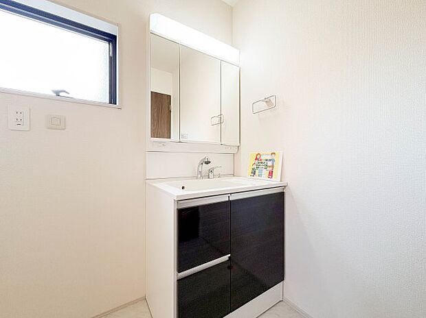 【洗面台】 十分な大きさの洗面台は、身だしなみチェックや歯磨きなど、朝の慌ただしい時間でもホテルライクなスペースで余裕とゆとりを感じて頂けます。