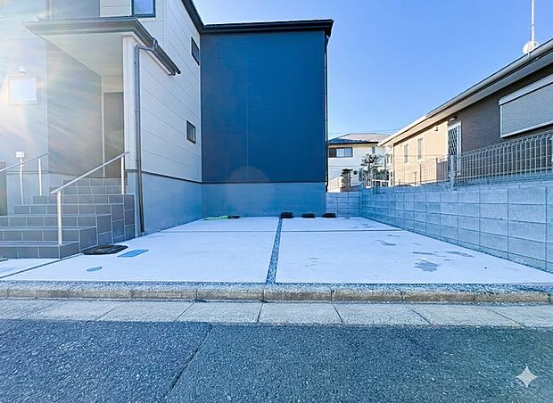 【駐車場】毎日の生活にマイカーが必須という方は、購入を検討する際、駐車場があることは大事な条件です。