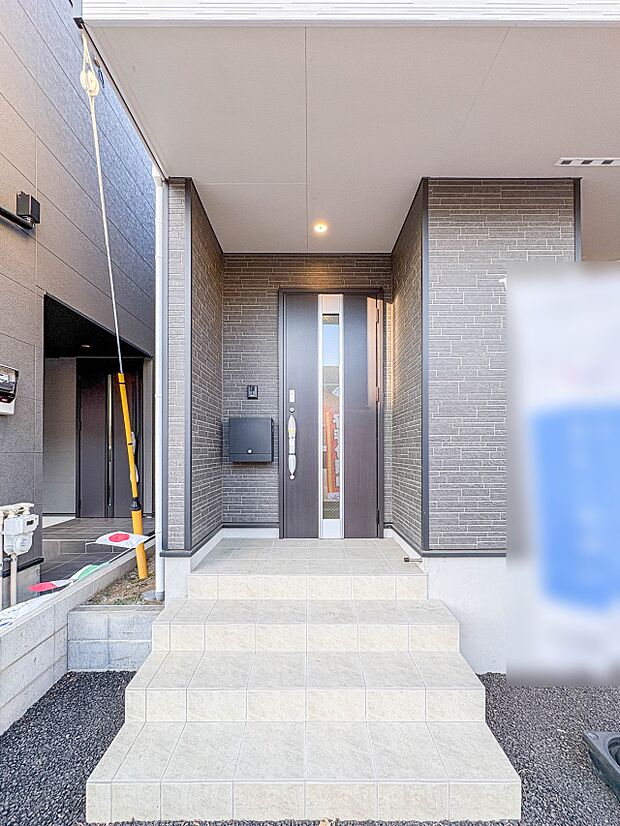 【玄関】家の顔となる玄関は、高いデザイン性が求められます。高級感と断熱性、防犯性に優れた玄関ドアを標準装備。ピッキング対策のセキュリティサムターン等、防犯に考慮しました。