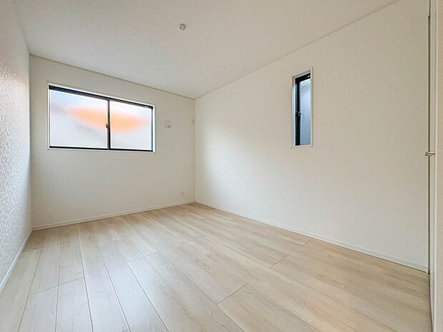 【寝室6.5帖】シンプルな内装はおしゃれのポイントです。シンプルは華美より飽きがこないからです。色や模様でおしゃれ感をだす。それがシンプルイズビューティーです。