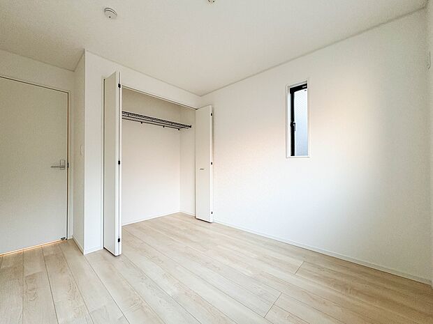 【子供部屋5.25帖】お子様のお部屋にぴったりなクロークを備えたフローリング仕様の洋室です。