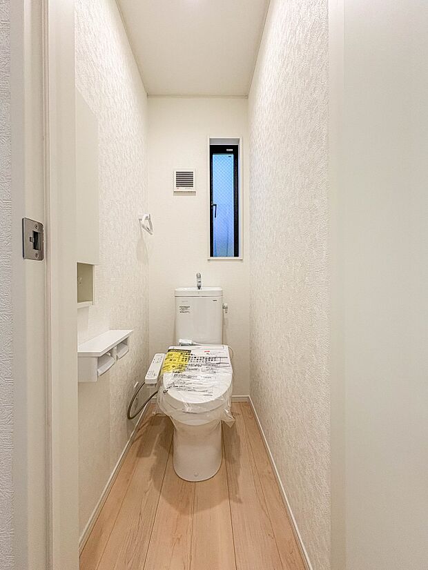 【トイレ】トイレ・ウォシュレット付。快適で衛生的な洗浄機能付温水シャワートイレです。