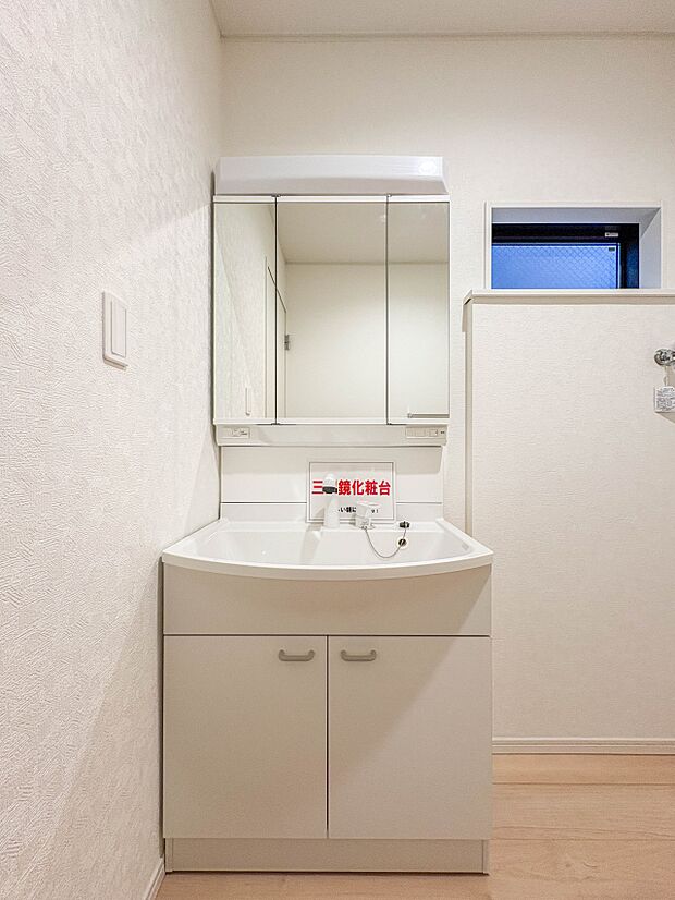 【洗面台】 十分な大きさの洗面台は、身だしなみチェックや歯磨きなど、朝の慌ただしい時間でもホテルライクなスペースで余裕とゆとりを感じて頂けます。