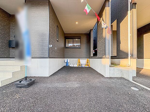 【駐車場】毎日の生活にマイカーが必須という方は、購入を検討する際、駐車場があることは大事な条件です。毎日の通勤や家族の送迎、買い物やお出かけなどクルマのある暮らしを満喫したい方は要チェック。…