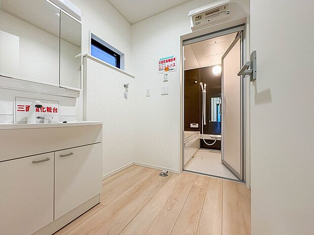 【脱衣所】洗面所は小さなプライベートスペース。歯磨き、洗顔と毎日施す個人空間。