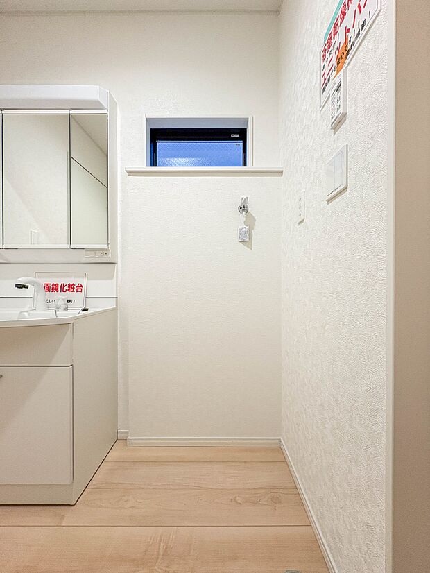【ランドリースペース】毎日使う洗濯機。しっかりと奥行きのある置き場が確保されています。