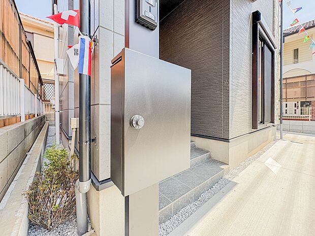 【宅配ボックス】ネットショッピングなどでお買い物したものの受け取りに手間が省けます。