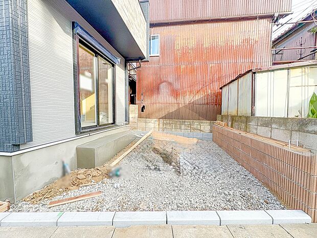 【駐車場】カースペース2台可／駐輪スペース。広々カースペースです。自転車、バイクなども置き場に困りません。