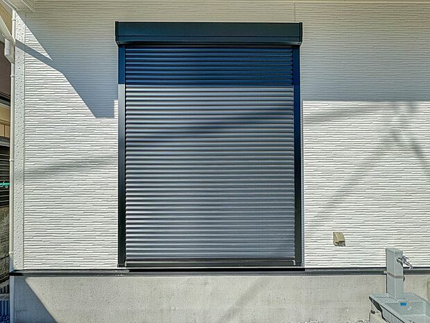 【シャッター】1階開閉窓はシャッター付。