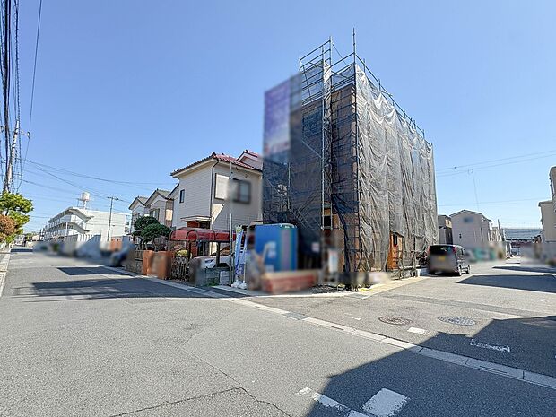 【前面道路】家の前をまっすぐの通りが走っている。クルマは少なく、人々は毎朝、ウォーキング、ジョギング、犬の散歩など、フリーな朝時間を過ごしている。