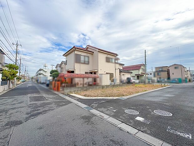 【前面道路】家の前をまっすぐの通りが走っている。クルマは少なく、人々は毎朝、ウォーキング、ジョギング、犬の散歩など、フリーな朝時間を過ごしている。