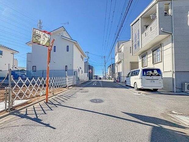 【前面道路】家の前をまっすぐの通りが走っている。クルマは少なく、人々は毎朝、ウォーキング、ジョギング、犬の散歩など、フリーな朝時間を過ごしている。