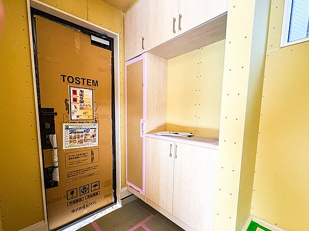 【玄関】玄関はおうちの顔と言われます。玄関アプローチは、外観デザインの印象を左右します。ご家族の個性を出しながら、素敵な玄関でお客様をお迎えしてください。