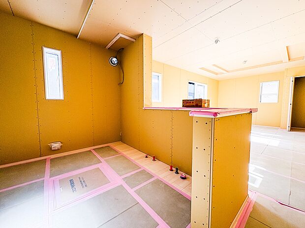 【キッチン】ナチュラルな自然光の中での調理。会話が弾む対面型キッチン。お洒落な食器類を余裕で収納できるスペース。動きやすい女性目線のキッチン動線。これからはお料理をつくる時間が劇的に変わりま…