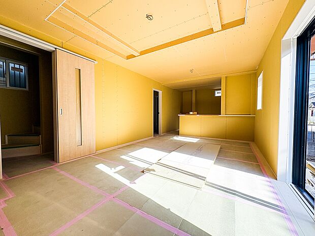 【LDK】広いリビングにはお気に入りの家具を配置し、思い通りの空間に。