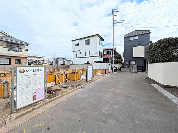 【前面道路】車の通行が少ないので、静かな住環境を維持することができます。