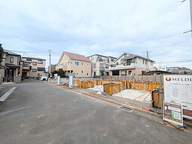 【前面道路】家の前をまっすぐの通りが走っている。クルマは少なく、人々は毎朝、ウォーキング、ジョギング、犬の散歩など、フリーな朝時間を過ごしている。