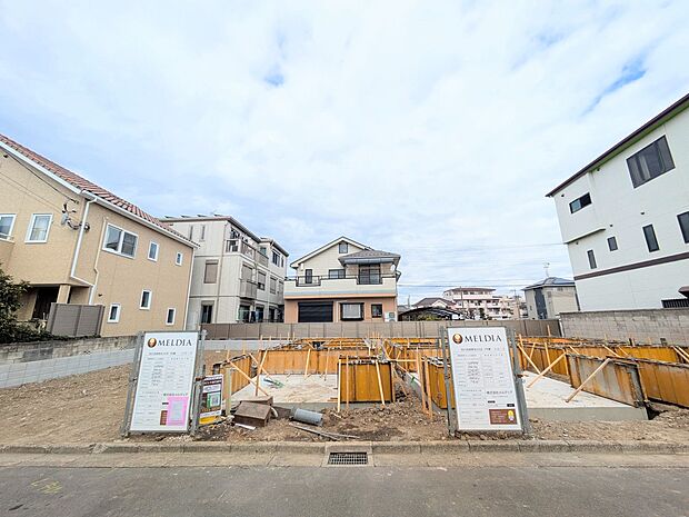 【駐車場】毎日の生活にマイカーが必須という方は、購入を検討する際、駐車場があることは大事な条件です。