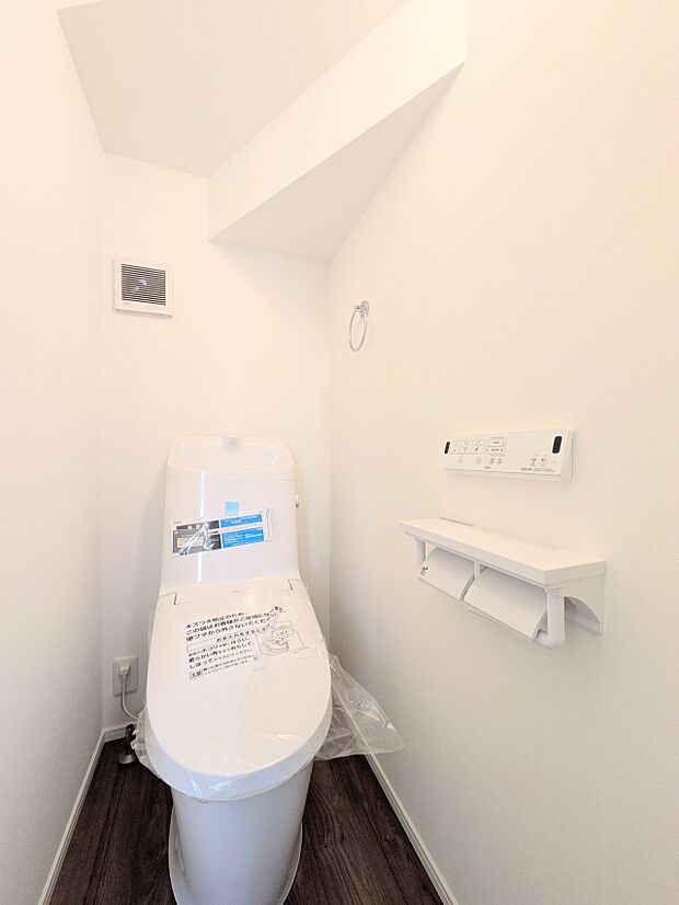 【トイレ】トイレはほどよい空間。居心地のよいスペースといえます。落ち着き、ホッとでき、我にかえる場所。トイレは自分をみつめる場所でもあるのです。